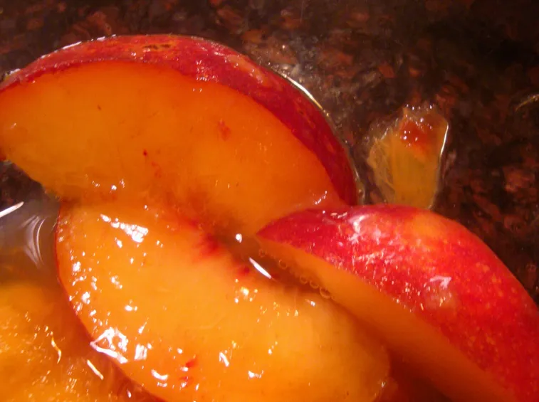Pesche al vino bianco